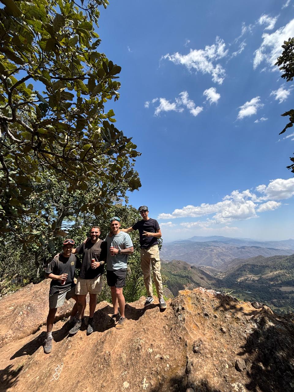 Grupo de amigos en la cima de la Ruta Montaña Extrema con vista panorámica de Mazamitla
